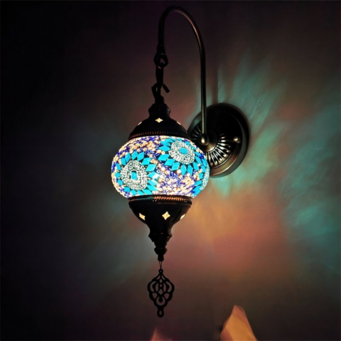 Applique murale orientale mosaïque en verre bleue présentée allumée dans le noir