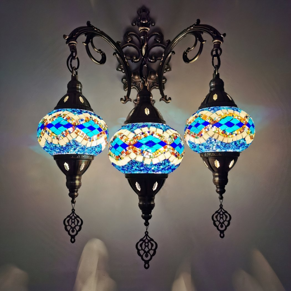 Applique murale orientale ronde design mosaique Applique murale orientale ronde design mosaique bleue présentée allumée