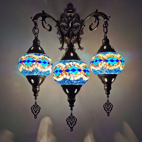 Applique murale orientale ronde design mosaique bleue présentée allumée