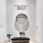 Applique murale salle de bain imperméable présenté au-dessus d'un miroir oval
