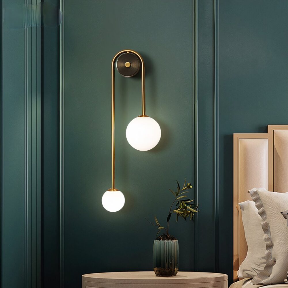 Applique murale salon moderne avec 2 lampes boule de verre dans une chambre au dessus d'une table de nuit