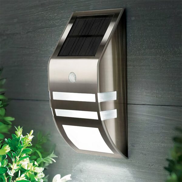 applique murale solaire LED en acier inoxydable avec détecteur de mouvement accroché sur un mur de jardin