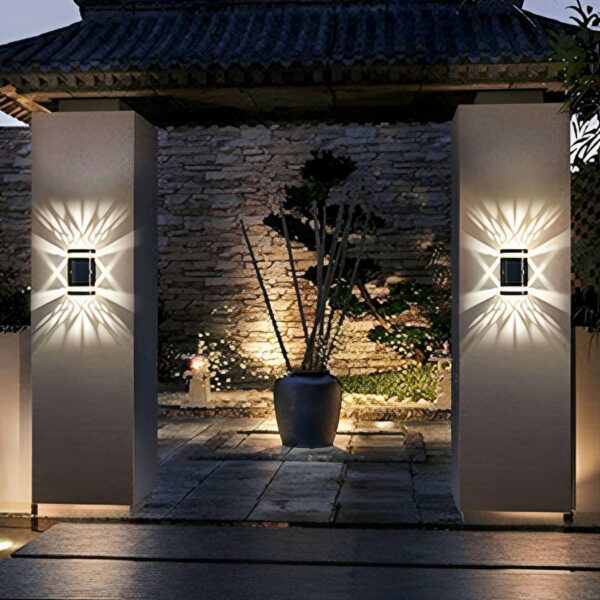 Applique murale solaire LED imperméable de grande taille sur des colonnes en pierre dans un jardin