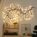 Applique murale tête de lit de type guirlande, positionné sur un mur dans une chambre