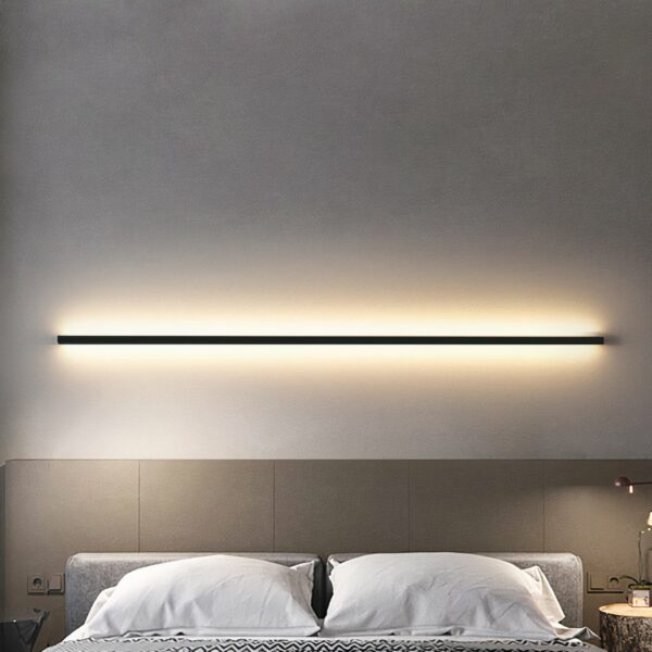 Applique murale tête de lit LED et de couleur noir, grand barre rectangulaire au dessus d'un lit