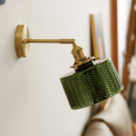 on voit une applique murale vintage verte accrochée à un mur clair