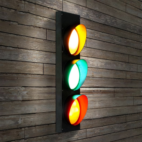 Applique murale vintage LED de style feux tricolores sur fond marron en bois