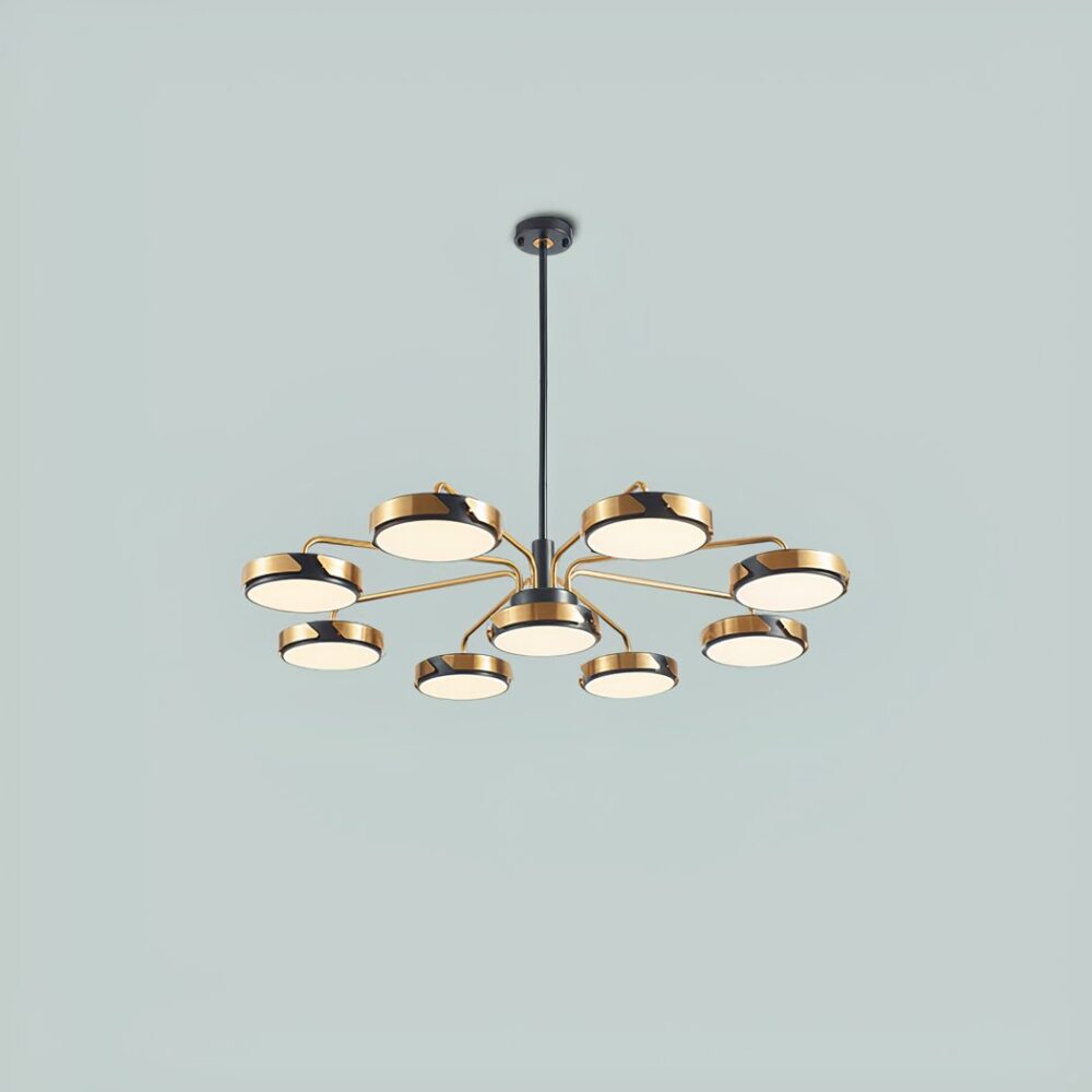 Lustre suspendu, avec 9 sources lumineuses en forme de cercle, une au centre et les 8 autres réparties autour. Le tout forme une sorte de fleur. Sur un fond vert pâle.