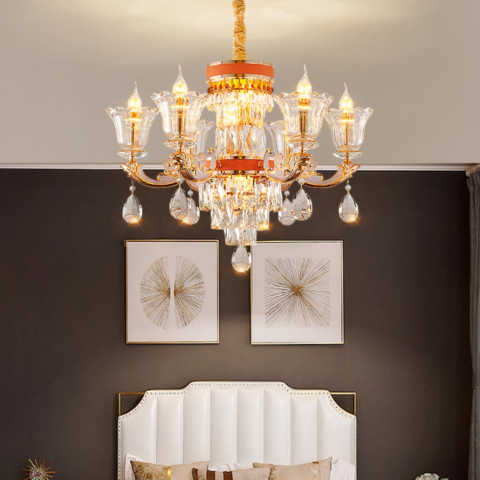 Lustre à pampille de luxe de style italien moderne sur fond gris avec deux tableaux blancs
