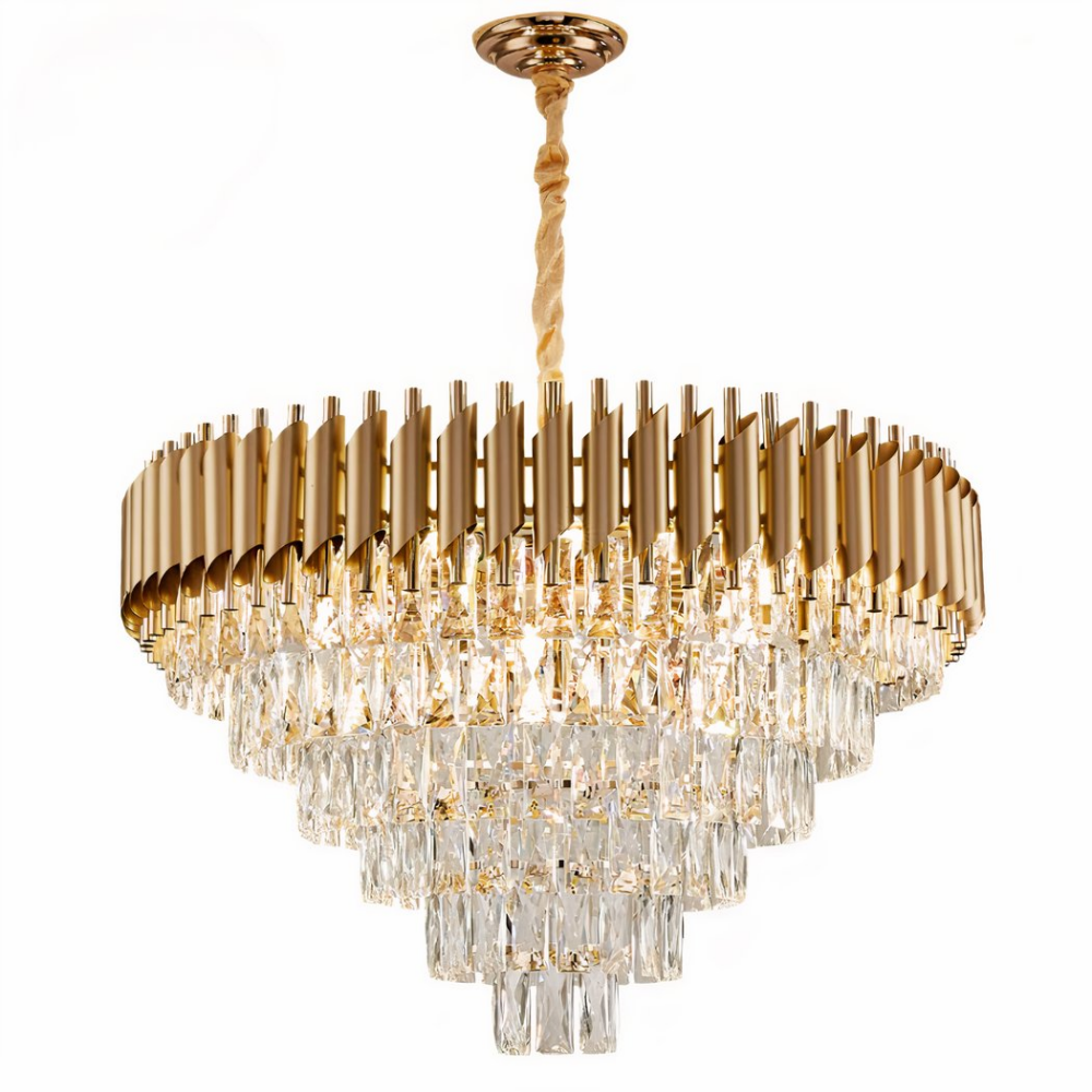 Lustre à pampille de luxe en métal et cristal Lustre à pampille de luxe en métal et cristal sur fond blanc
