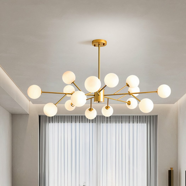 Lustre ampoule doré en fer à quinze têtes au design moderne sur fond gris avec rideaux