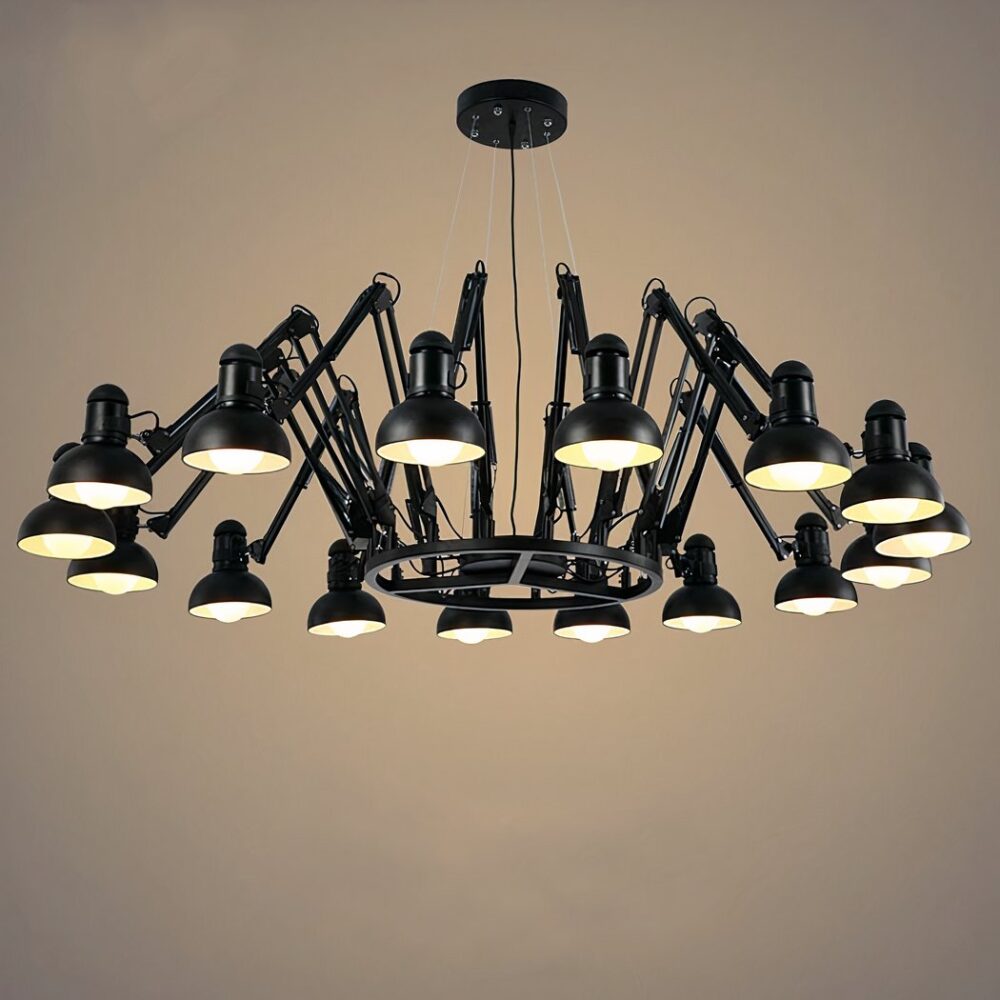 Lustre araignée noir suspendu, avec 16 bras articulés et têtes. Toutes les ampoules sont allumées. Sur un fond gris.