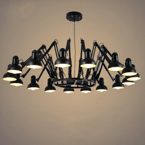Lustre araignée noir suspendu, avec 16 bras articulés et têtes. Toutes les ampoules sont allumées. Sur un fond gris.