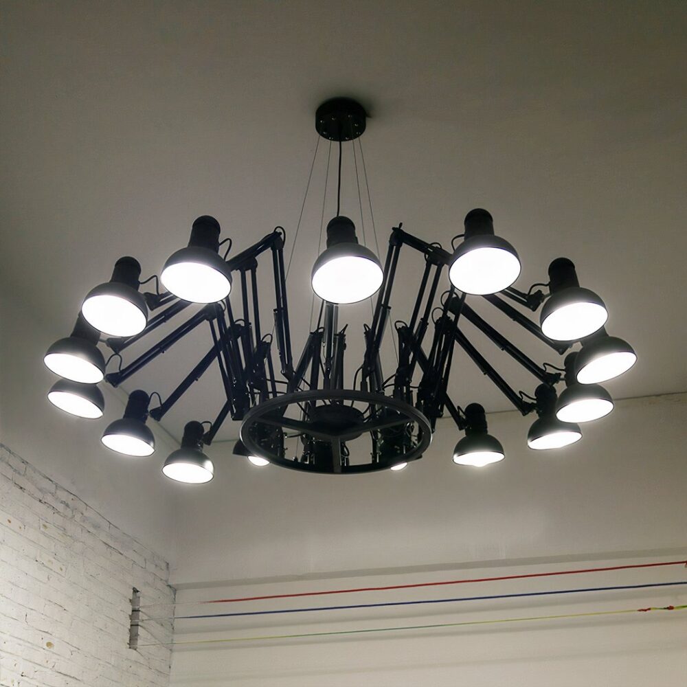 Lustre araignée vintage en métal industriel - ambiance allumée