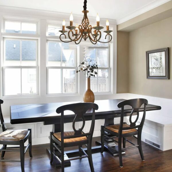 Lustre baroque style chandelier vintage cuivre dans une salle à manger dans le style ancien
