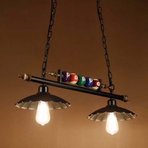 Lustre billard vintage en fer forgé sur fond orange