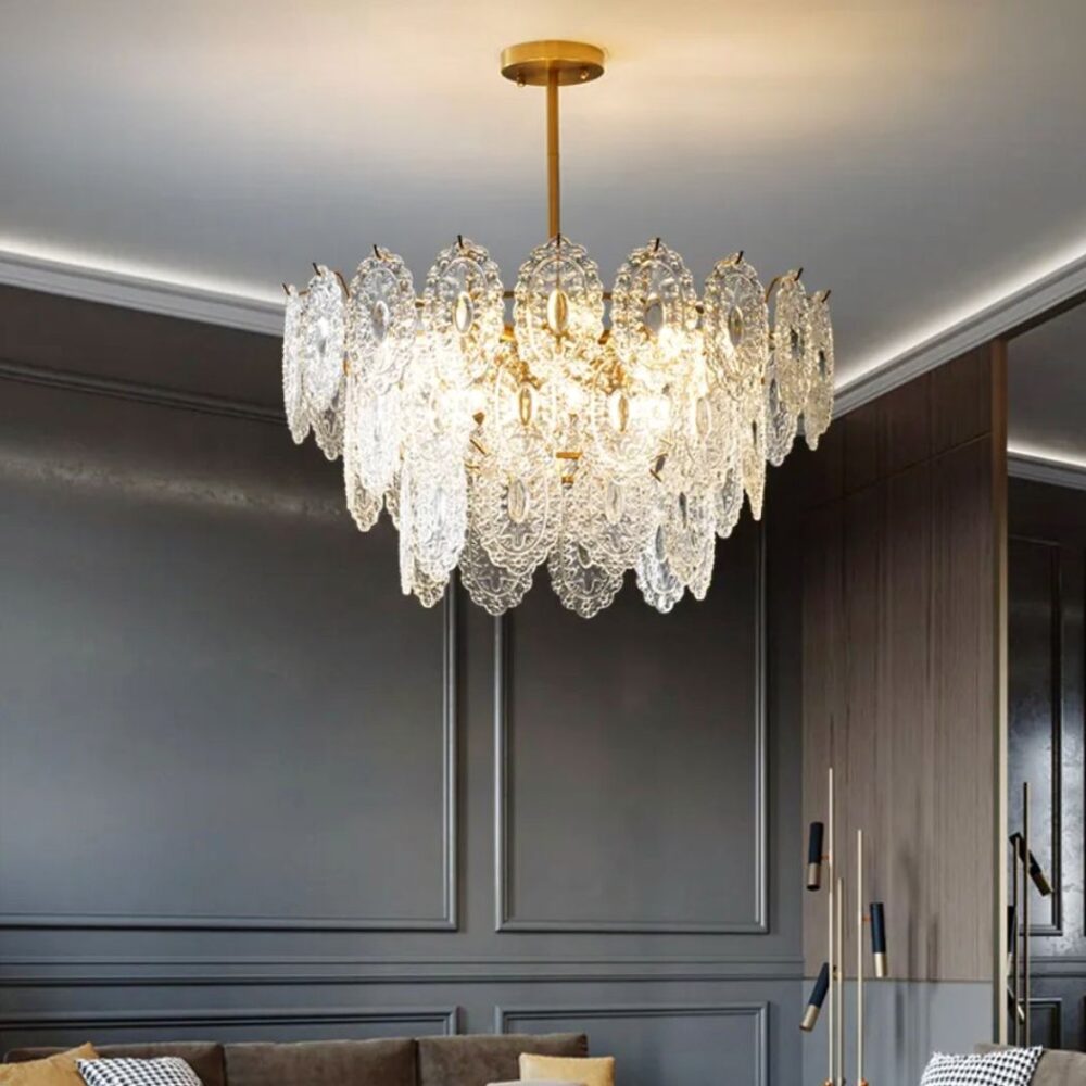 Lustre bohème en cristal avec pendant orné dans un salon gris avec des boiseries