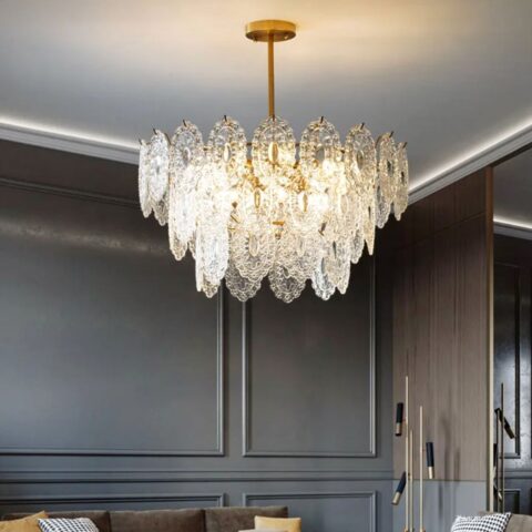 Lustre bohème en cristal avec pendant orné dans un salon gris avec des boiseries