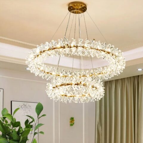 Lustre bohème LED en forme de couronne de fleurs dans un salon avec une plante et un rideau vert