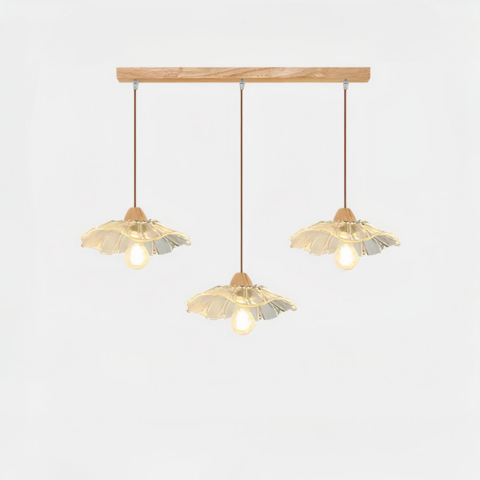 Lustre à trois suspensions, un socle rectangulaire en bois et les suspensions en verre en forme de fleur. Sur un fond blanc.
