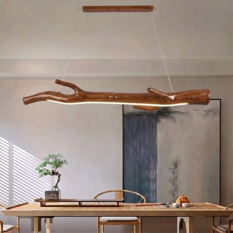 Lustre branche en résine effet bois, finition brun châtaigne satinée, bande LED allumée au-dessus d'une table