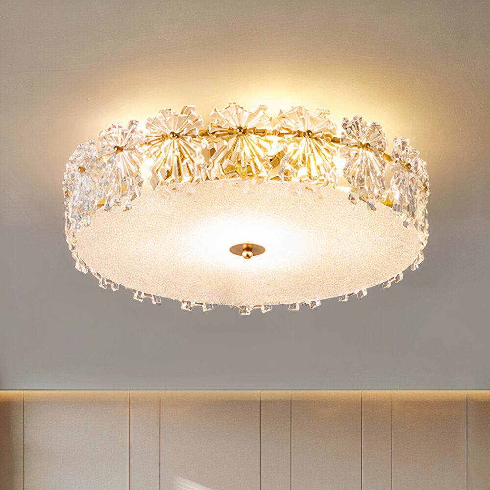 Lustre chambre adulte en cristal, de couleur doré, de forme ronde, sur un plafond