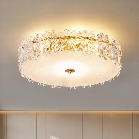 Lustre chambre adulte en cristal, de couleur doré, de forme ronde, sur un plafond