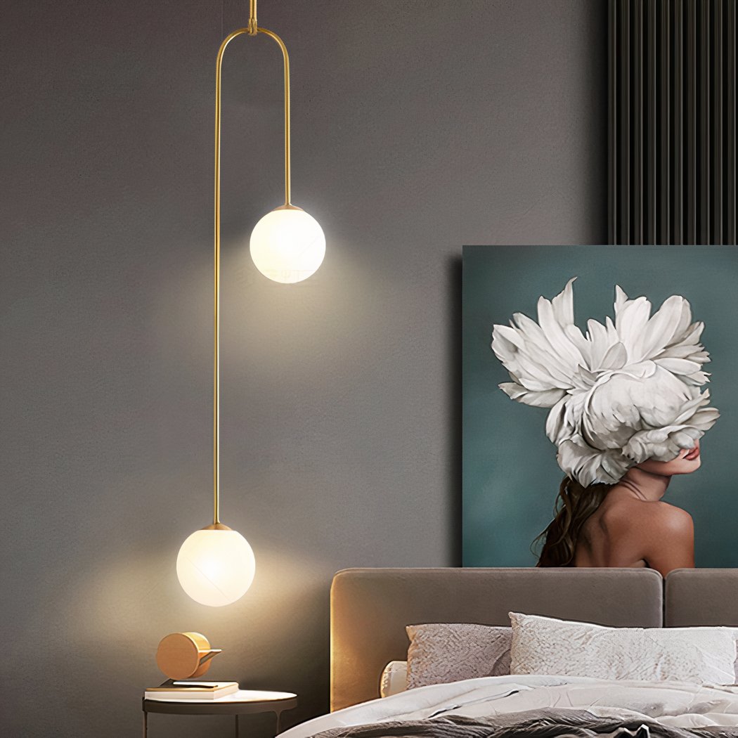 Lustre chambre adulte luxueux de style moderne en acrylique sur fond gris avec un tableau et un lit à droite