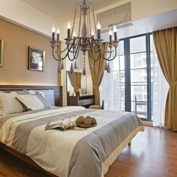 Lustre chambre adulte rétro en bois massif sur fond beige dans une chambre avec un lit