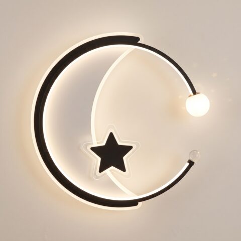 Lustre pour chambre enfant ciel étoilé, anneau noir et blanc avec lune, étoile et globe, vu de face au plafond