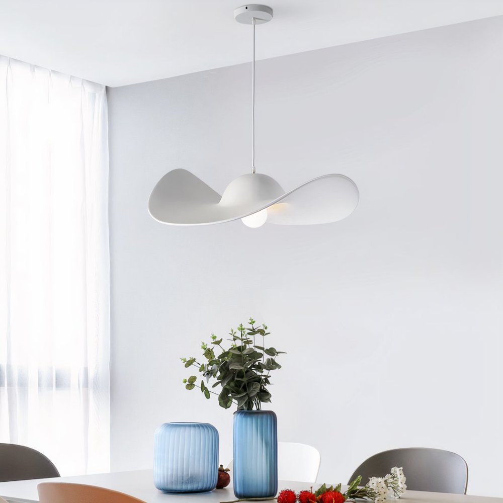 Lustre chapeau suspendu blanc en résine sur fond blanc