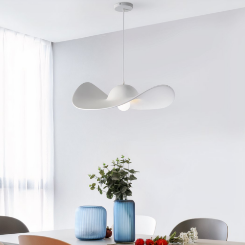 Lustre chapeau suspendu blanc en résine sur fond blanc