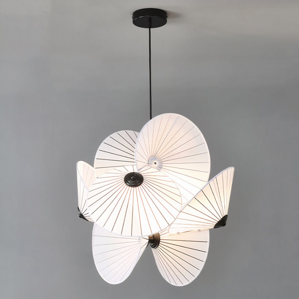 Lustre chapeau suspendu blanc en tissu Lustre chapeau suspendu blanc en tissu sur fond gris