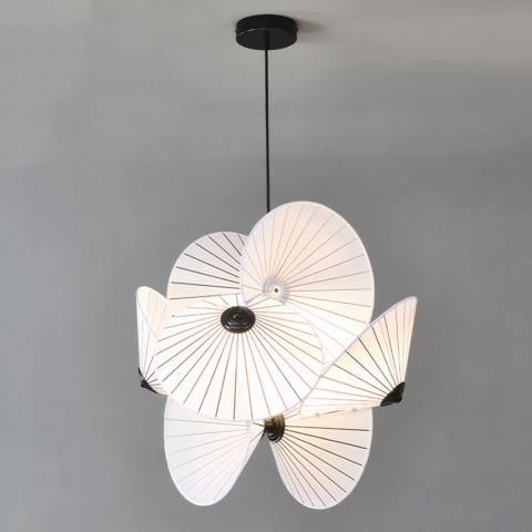 Lustre chapeau suspendu blanc en tissu sur fond gris