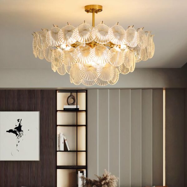 Lustre coquillage design moderne de coquille transparente dans un salon moderne