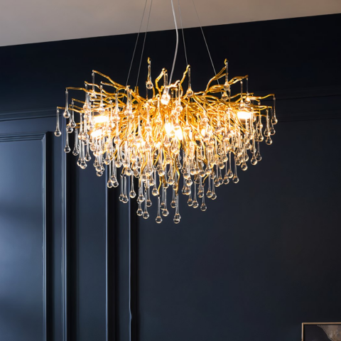 Lustre cuisine doré moderne en cristal et en fer sur fond bleu foncé