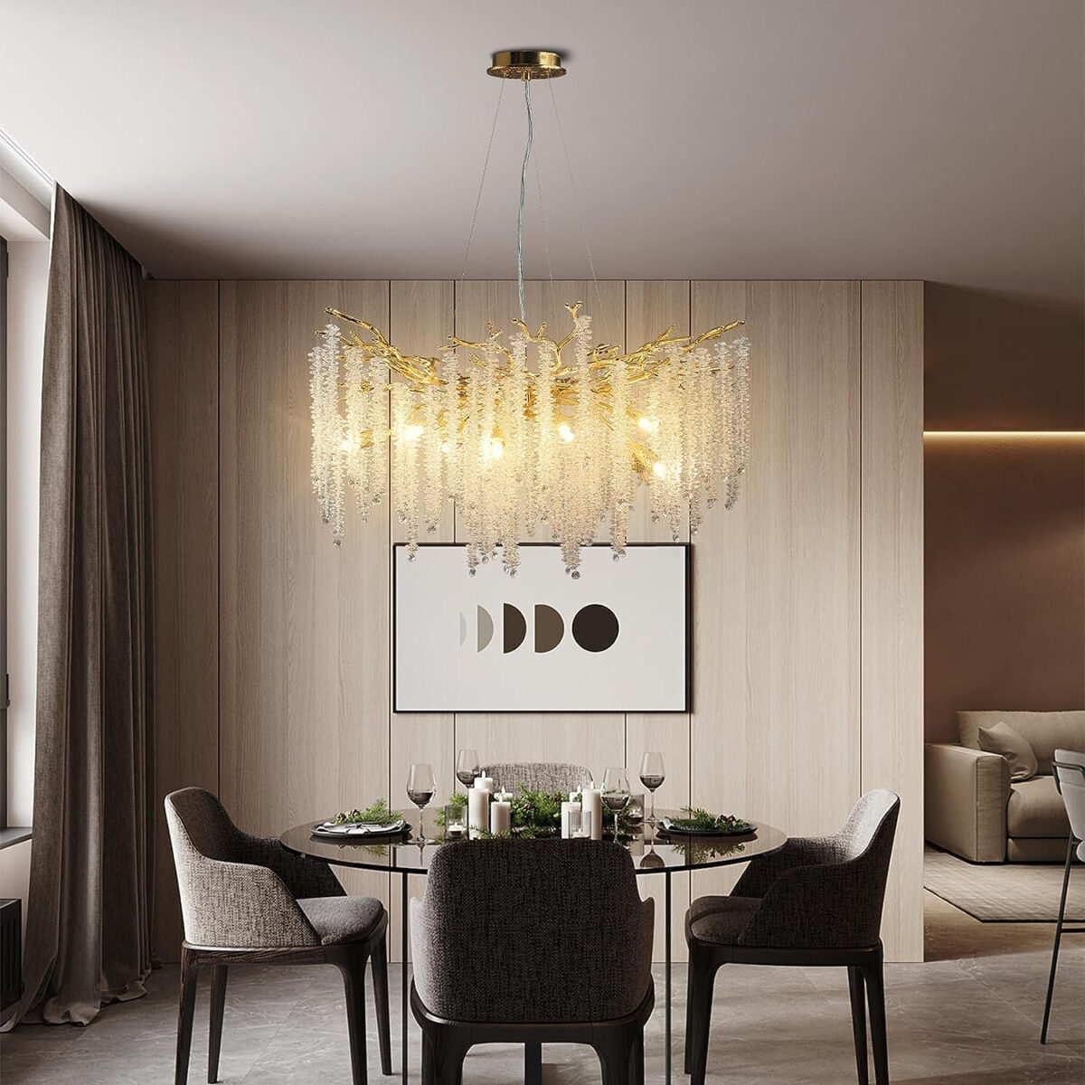 Lustre cuisine moderne à design gouttes de pluie en cristal sur fond beige dans une salle avec des fauteuils