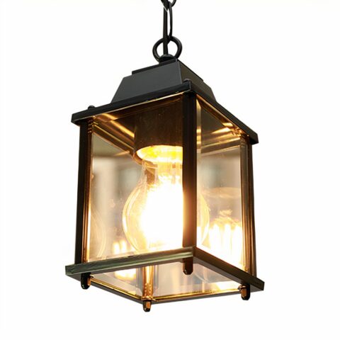 Sur un fond blanc on voit un lustre noir en forme de lanterne vintage allumé.