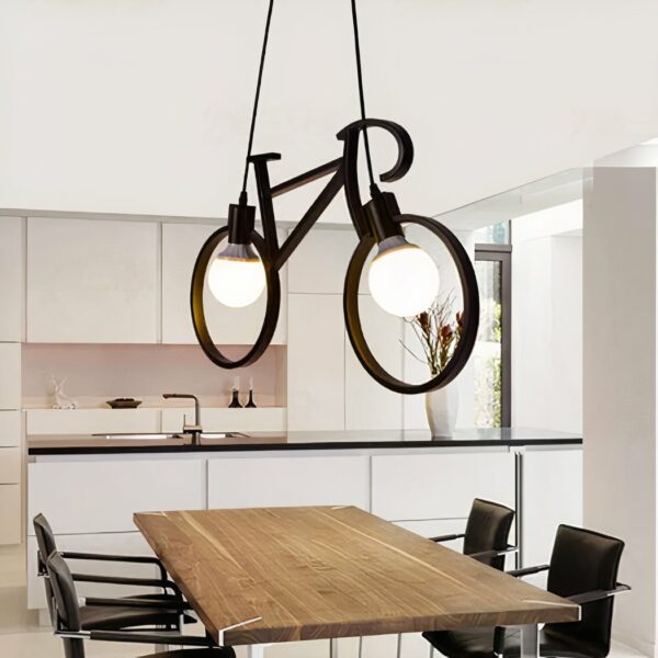 Lustre design en fer forgé en forme de vélo dans une cuisine au dessus d'une table de salle à mager