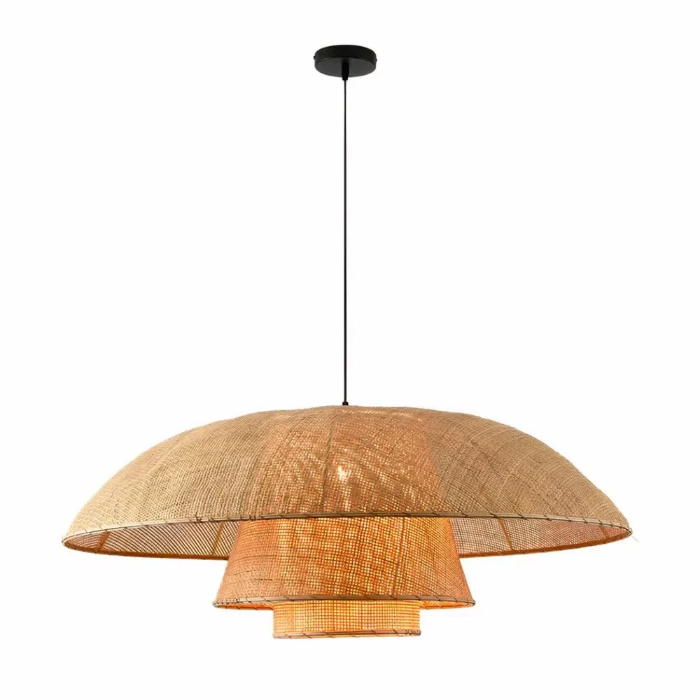 Lustre en rotin au design rétro vintage Lustre en rotin suspendu, composé d'une grande soucoupe en haut et de deux cônes ensuite. Sur un fond blanc.
