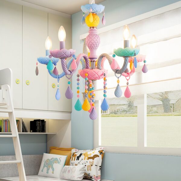 lustre enfant imitation lustre en cristal coloré et moderne dans une chambre d'enfant moderne