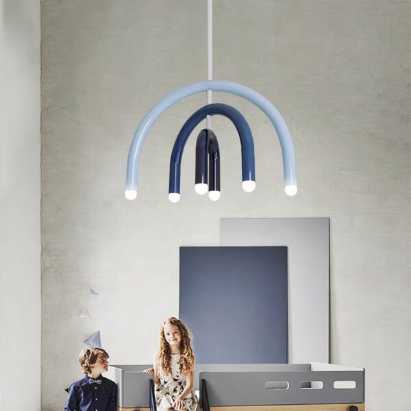 Lustre enfant LED arc-en-ciel minimaliste dans une chambre minimaliste avec deux enfants
