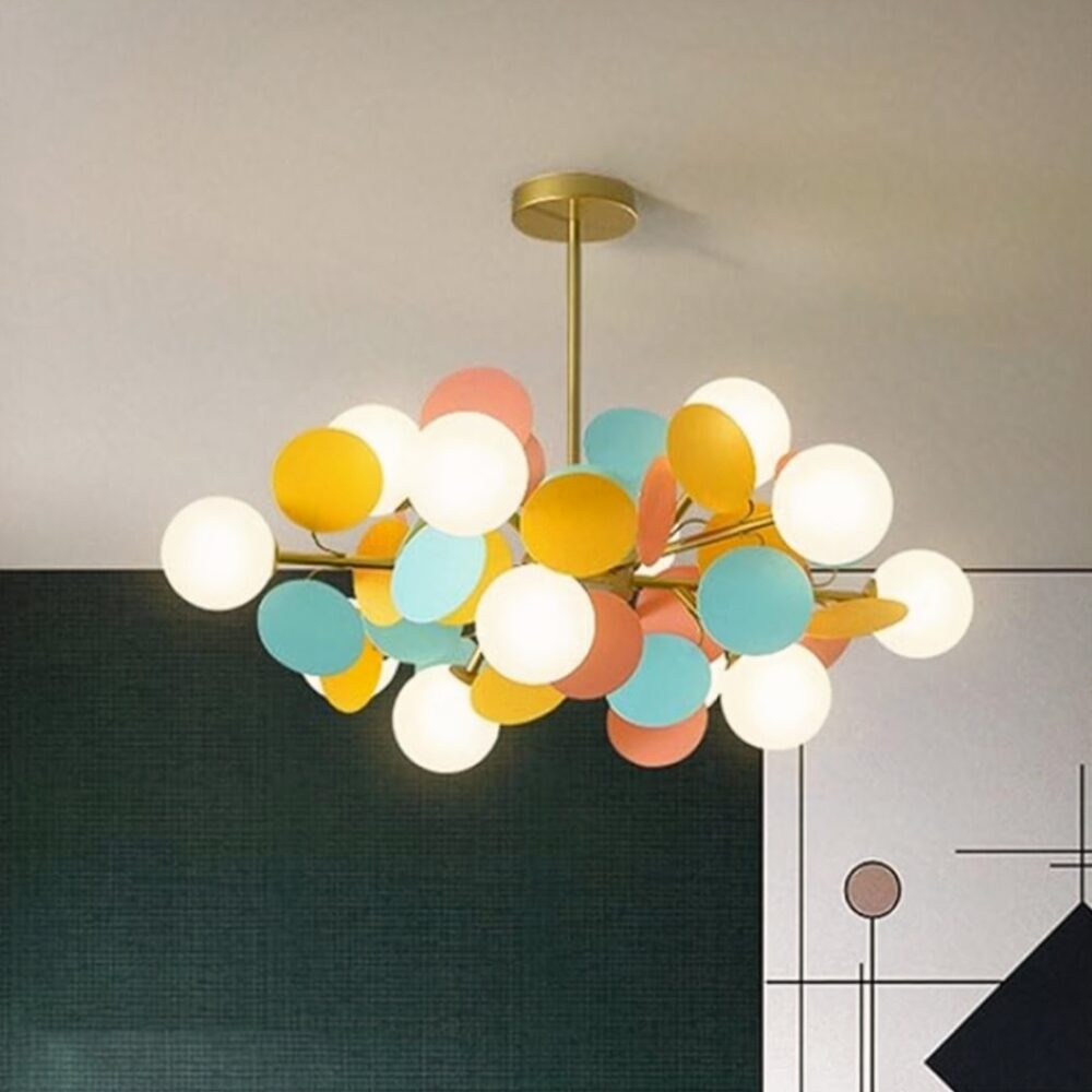 Lustre enfant minimaliste et coloré avec des globes dans une chambre avec un mur vert foncé