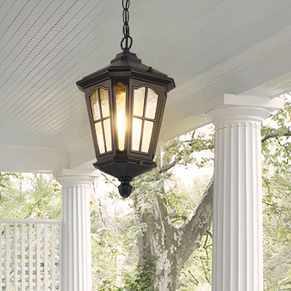 On peut voir accrocher au plafond d'une terrasse un lustre extérieur noir effet lanterne rétro.