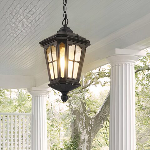 On peut voir accrocher au plafond d'une terrasse un lustre extérieur noir effet lanterne rétro.