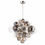 Lustre suspendu avec des boules en verres en forme de grappe. Composé de boules de différentes tailles grises et transparentes. Sur un fond blanc.