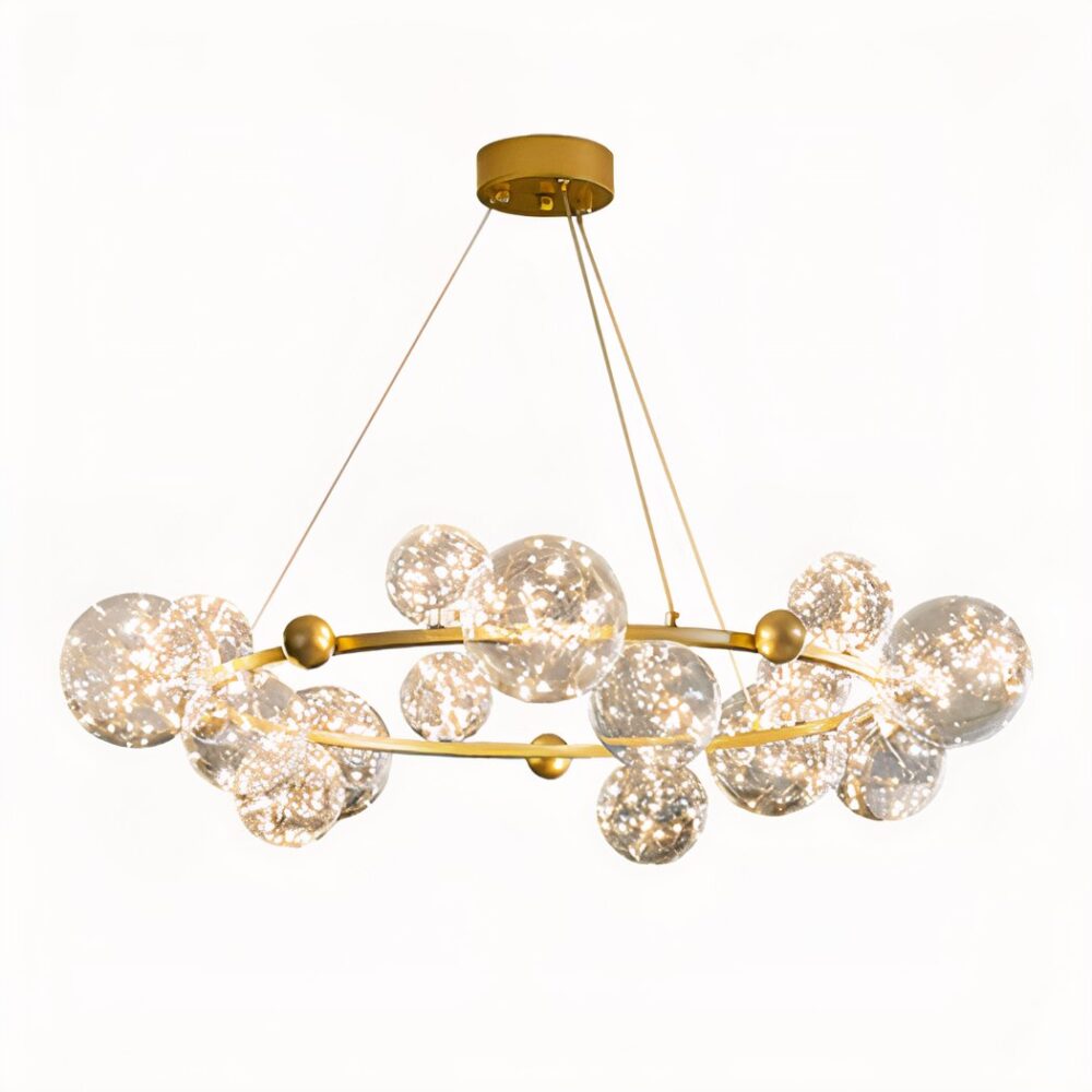 Lustre suspendu, avec plusieurs boules en verre de tailles différentes fixées sur un cercle métallique doré, accroché par 3 fils au socle du plafonnier. Sur un fond blanc.