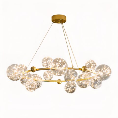 Lustre suspendu, avec plusieurs boules en verre de tailles différentes fixées sur un cercle métallique doré, accroché par 3 fils au socle du plafonnier. Sur un fond blanc.