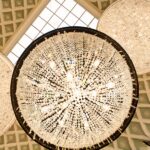 Lustre globe LED suspendu flamboyant - vue de côté