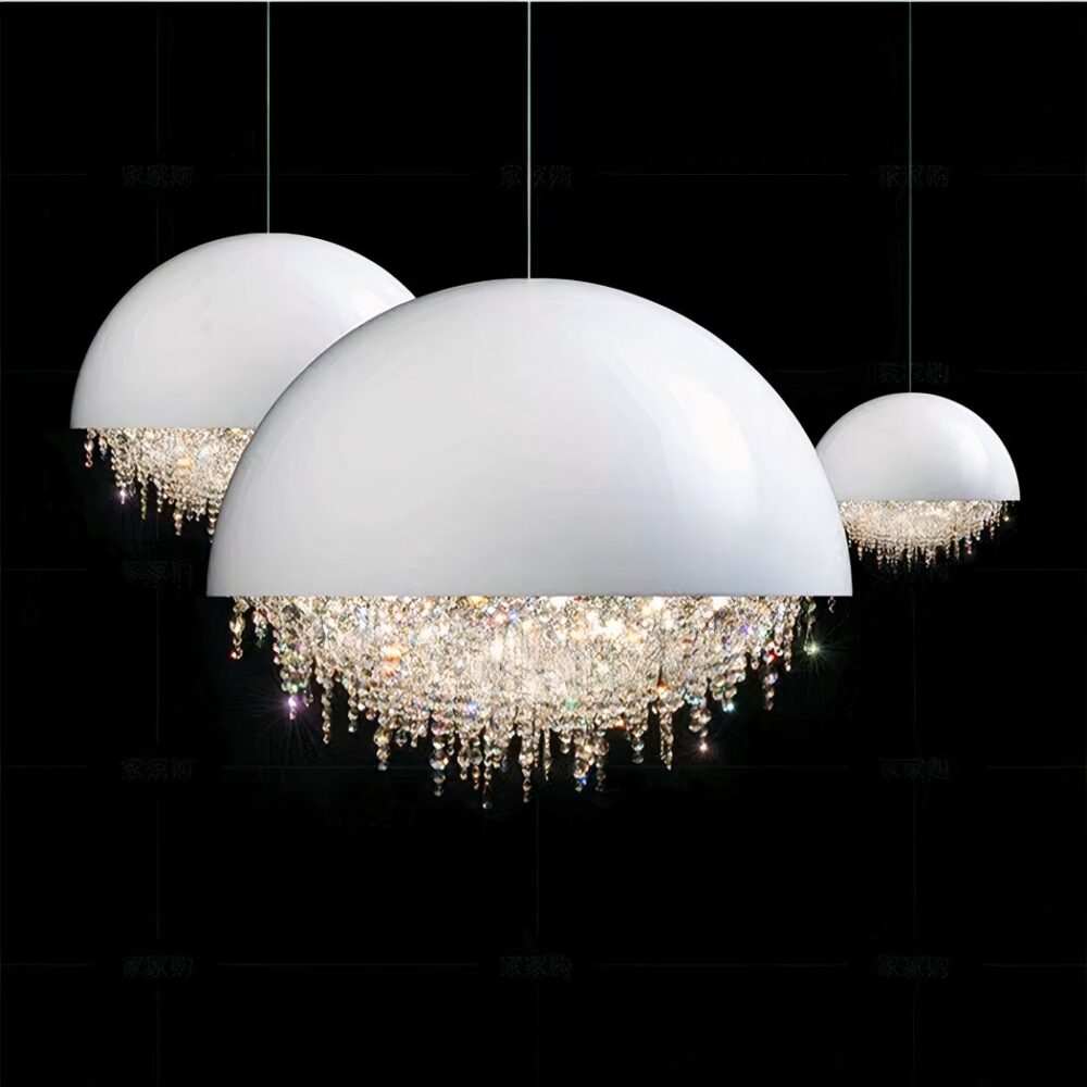 Trois lustres globes blancs, en forme de demi-dôm sur le dessus et d'une pluie de perles style cristal sur le bas. Un en gros plan face à nous, un an second plan sur la gauche et un en troisième plan sur la droite. Sur un fond noir.